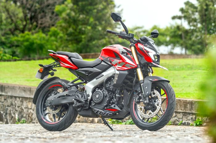 2025 Pulsar NS400Z front three quarter shot static